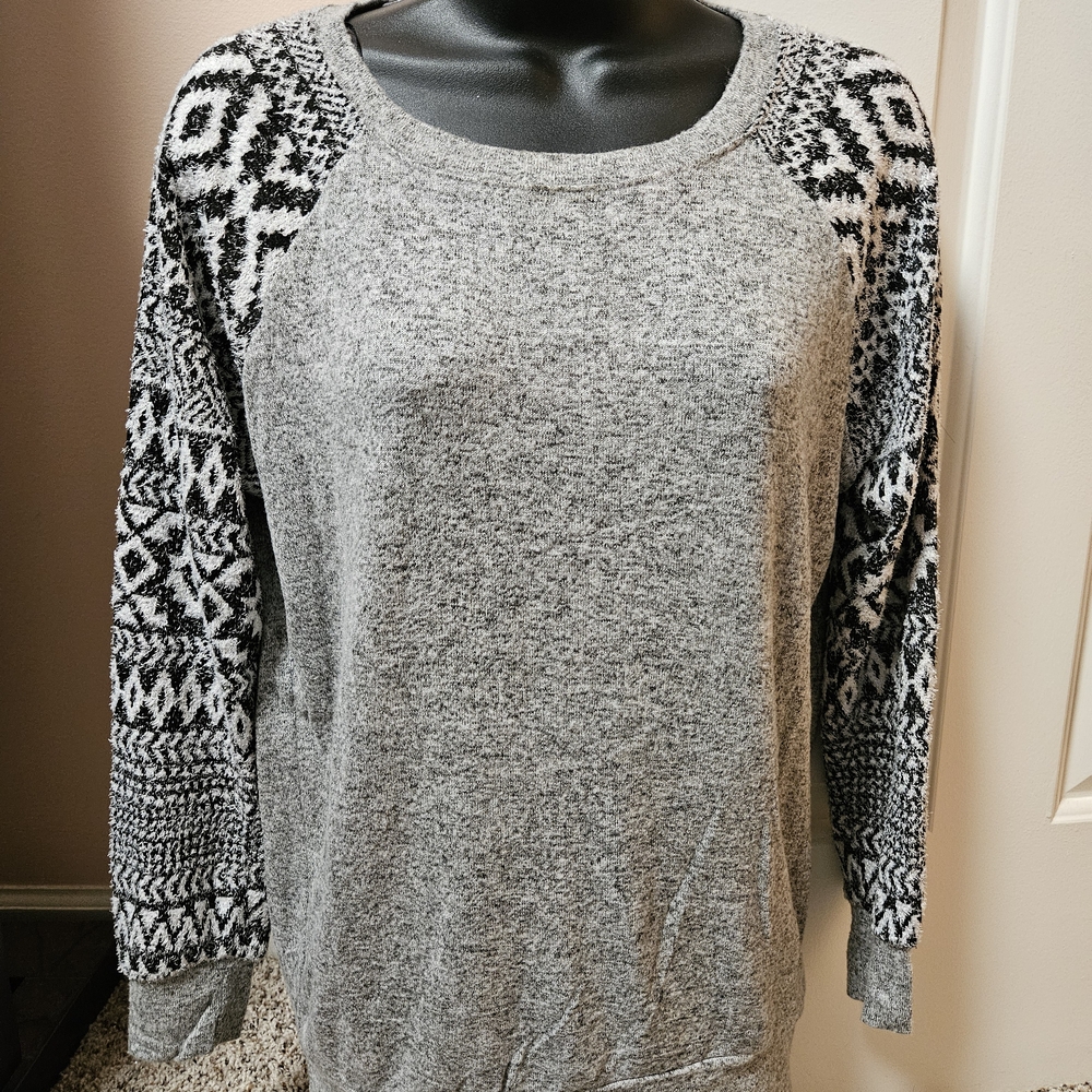 Le Lis Heather Gray Sweater with Black Patterned Sleeves